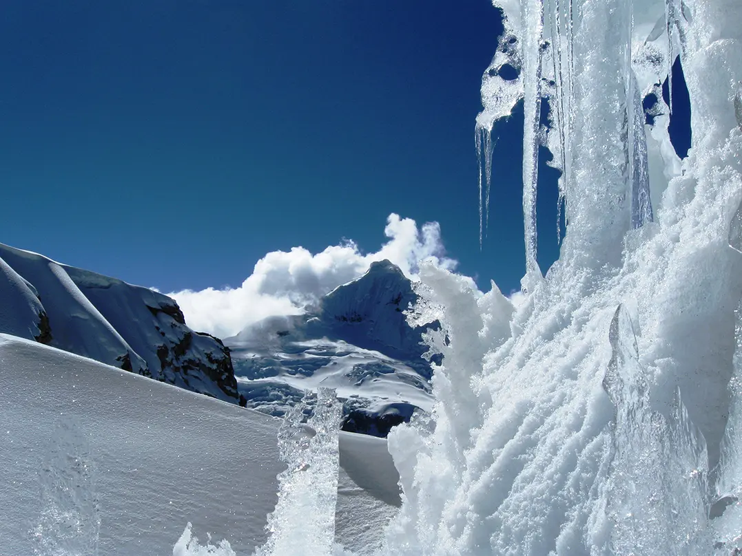 N. tocllaraju vista de Nevado Urus